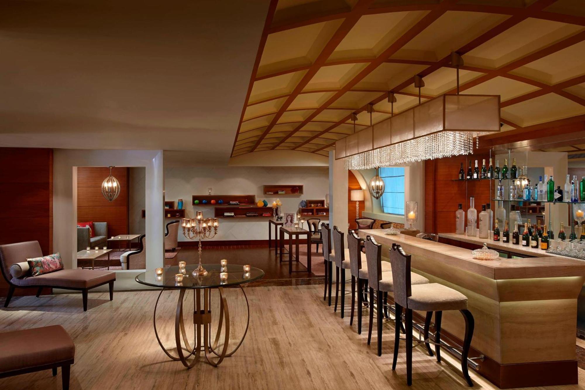 Itc Grand Chola, A Luxury Collection Hotel, Chennai Dış mekan fotoğraf The bar at the Westin