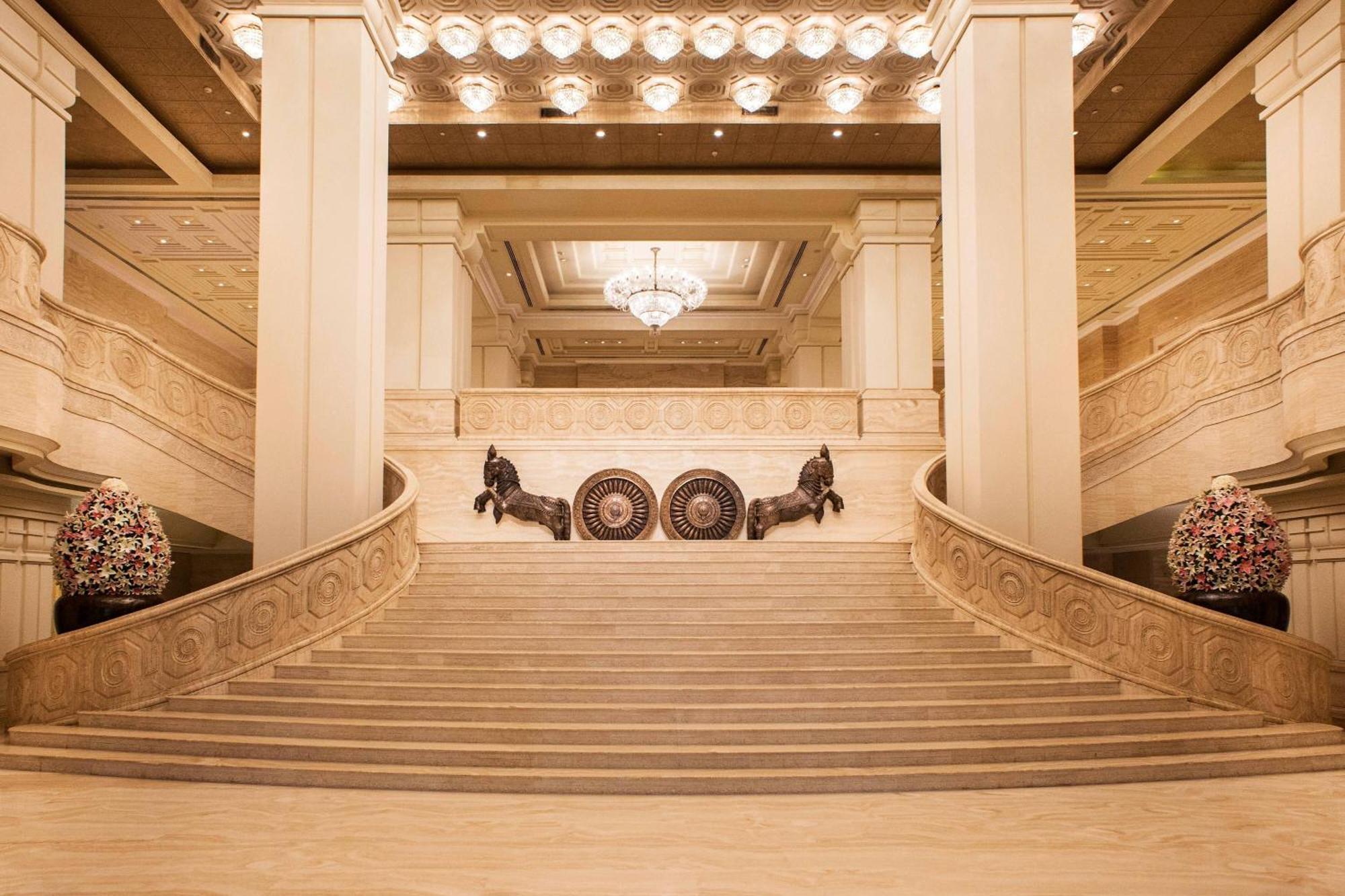 Itc Grand Chola, A Luxury Collection Hotel, Chennai Dış mekan fotoğraf The main staircase
